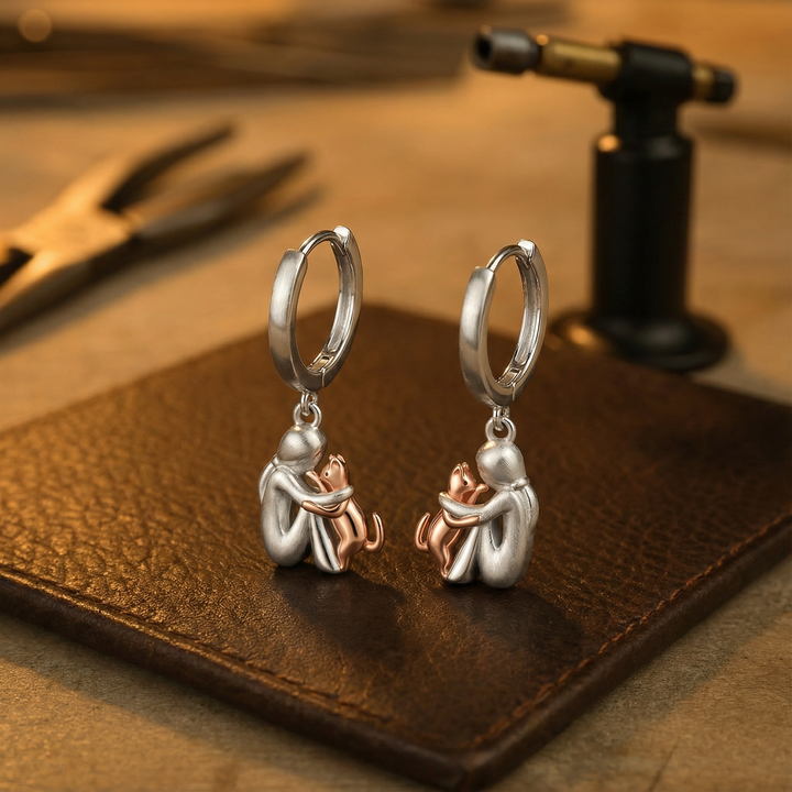 Loana București | Náušnice Cat Embrace (Kulaté zapínání)