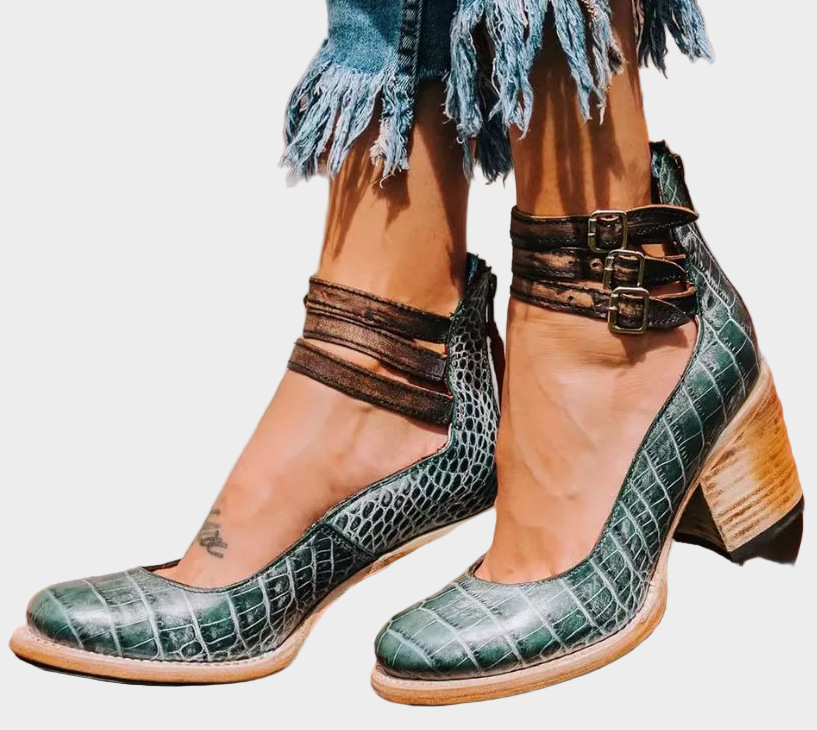 Boty s více pásky a širokým podpatkem